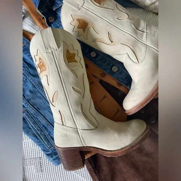 FRYE | Sabrina White Flower Campus Boots - Picture 3 of 4